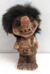Estatua de  TROLL da Noruega em material sintético com cabelos , original ."No folclore escandinavo, os Trolls se transformam em pedra e até explodem se forem atingidos por raios solares, perdem poder quando escutam o badalar dos sinos nas igrejas, temem o leite materno e conseguem mudar de forma ou até ficar invisíveis, podendo entrar e sair dos lugares sem precisar usar portas ou janelas, surpreendendo os humanos. Como não podem se deixar atingir pelo sol, são seres noturnos, e os esconderijos favoritos dos Trolls da Noruega são as cavernas nas regiões montanhosas, florestas e grutas subterrâneas, às vezes debaixo de árvores. Trolls também gostam de fazer barulho, roubar comida dos agricultores, bagunçar festas e destruir casas construídas perto das montanhas. " Mede: 20 cm