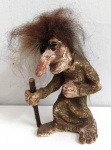 Estatua de  TROLL da Noruega em material sintético com cabelos , original ."No folclore escandinavo, os Trolls se transformam em pedra e até explodem se forem atingidos por raios solares, perdem poder quando escutam o badalar dos sinos nas igrejas, temem o leite materno e conseguem mudar de forma ou até ficar invisíveis, podendo entrar e sair dos lugares sem precisar usar portas ou janelas, surpreendendo os humanos. Como não podem se deixar atingir pelo sol, são seres noturnos, e os esconderijos favoritos dos Trolls da Noruega são as cavernas nas regiões montanhosas, florestas e grutas subterrâneas, às vezes debaixo de árvores. Trolls também gostam de fazer barulho, roubar comida dos agricultores, bagunçar festas e destruir casas construídas perto das montanhas. " Mede: 20 cm