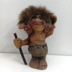 Estatua de  TROLL da Noruega em material sintético com cabelos , original ."No folclore escandinavo, os Trolls se transformam em pedra e até explodem se forem atingidos por raios solares, perdem poder quando escutam o badalar dos sinos nas igrejas, temem o leite materno e conseguem mudar de forma ou até ficar invisíveis, podendo entrar e sair dos lugares sem precisar usar portas ou janelas, surpreendendo os humanos. Como não podem se deixar atingir pelo sol, são seres noturnos, e os esconderijos favoritos dos Trolls da Noruega são as cavernas nas regiões montanhosas, florestas e grutas subterrâneas, às vezes debaixo de árvores. Trolls também gostam de fazer barulho, roubar comida dos agricultores, bagunçar festas e destruir casas construídas perto das montanhas. " Mede: 20 cm