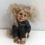 Estatua de  TROLL da Noruega em material sintético com cabelos , original ."No folclore escandinavo, os Trolls se transformam em pedra e até explodem se forem atingidos por raios solares, perdem poder quando escutam o badalar dos sinos nas igrejas, temem o leite materno e conseguem mudar de forma ou até ficar invisíveis, podendo entrar e sair dos lugares sem precisar usar portas ou janelas, surpreendendo os humanos. Como não podem se deixar atingir pelo sol, são seres noturnos, e os esconderijos favoritos dos Trolls da Noruega são as cavernas nas regiões montanhosas, florestas e grutas subterrâneas, às vezes debaixo de árvores. Trolls também gostam de fazer barulho, roubar comida dos agricultores, bagunçar festas e destruir casas construídas perto das montanhas. " Mede: 20 cm