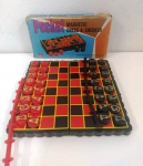 Antigo Jogo portátil de xadrez magnetico.