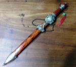 Belíssima adaga ricamente ornamentada com metal. Mede: xx cm