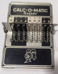 Raríssima Calculadora de bolso para coleção da decada de 1950 ,- CALC-O-MATIC - Super. Falta o palito de movimentação 