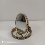 Antigo espelhinho de Bolsa em Metal ornamentado com detalhes florais - Marcas do tempo - Mede 9cm
