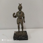 Mini estatua italiana  de cavaleiro com  base em  pedra. Mede 16 cm