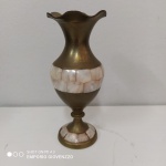Pequeno Vaso em Bronze com aplicação de  Madre Pérola . Mede 16 cm