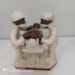 Estátua de Caruaru representando médicos em cirurgia. Contém Assinatura na base. Mede 12x15 cm