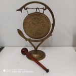 Antigo congo chinês em Bronze com batedor de madeira. Mede 27x18  cm