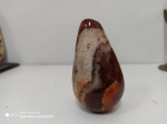 Menir em pedra Ágata. Mede 9 cm
