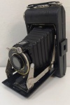 RARA E ANTIGA CAMERA KODAK JUNIOR SIX -20 - EM PERFEITO ESTADO DE CONSERVAÇÃO , NÃO TESTADA . "A Kodak Vigilant Junior Six-20 é uma câmera dobrável e automontável fabricada nos EUA e no Canadá pela Kodak de 1940 a 1948. Ela tirou imagens de 6x9 cm em um filme 620. Era semelhante ao Kodak Vigilant Six-20, mas com uma lente e obturador mais simples. Havia também um modelo maior, o Vigilant Junior Six-16. O corpo curvo tem o estilo da era Streamline Moderne. Esta câmera possui uma lente menisco Kodet de foco fixo simples em um obturador Dak. A câmera também tinha a opção de ter uma melhor lente Bimat de 3 elementos com uma íris f / 11 af / 32 totalmente ajustável. Ele tinha um obturador Dakon com configurações de tempo, lâmpada e 1 / 25s mais 1 / 50s. A câmera possui um obturador de tipo de ação única com configurações I, T e B. Um soquete de liberação de cabo remoto é fornecido. A abertura do tipo íris de cinco lâminas é variável entre f / 12,5 ef / 32. Possui visor com quadro dobrável ao nível dos olhos e um visor brilhante ao nível da cintura. Dois soquetes de tripé para orientação retrato e paisagem estão disponíveis."