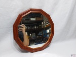 Espelho de parede com moldura em madeira facetada. Medindo 37,5cm de diâmetro.