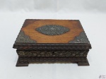 Caixa retangular em madeira  de jacaranda trabalhada e apliques e prata de lei. Medindo 21cm x 15cm x 7,5cm de altura.