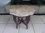 Mesa em madeira com tampo em mármore recortado. Medindo 60cm x 54cm x 62cm de altura.