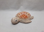Enfeite na forma de tartaruga em madeira pintada à mão. Medindo 19,5cm x 16cm.