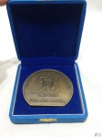 Medalha Brasil, Força Aérea Brasileira 1942-2000, Hospital Central da Aeronautica, 58 aniversário, grande medalha em formato curioso, bronze, diâmetro 80mm, peso 203gr. 69/100. No estojo original.
