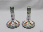 Par de vaso floreira em porcelana oriental com pintada à mão. Medindo 9,5cm de diâmetro de base x 13cm de altura.