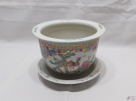 Cachepot com prato em porcelana oriental pintados à mão com detalhes ouro. Medindo 20,5cm de diâmetro x 13,5cm de altura.