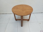 Linda mesa de canto redonda em madeira ripada. Medindo 70cm de diâmetro x 95cm de altura.