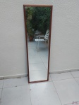 Espelho retangular para pendurar com moldura em madeira. Medindo 128cm x38cm.