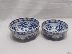 Jogo de 2 bowls em porcelana Monte Sião azul e branco. Medindo o maior 18,5cm de diâmetro x 8cm de altura.