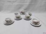 Mini jogo de servir chá com bolo com 11 peças em porcelana floral. Medindo o bule 8cm de altura, leve bicado na borda do bule.