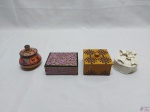 Lote de 4 caixas decorativas, sendo 1 em porcelana, 1 em cerâmica e 2 em madeira. Medindo a caixa em porcelana 7,5cm de diâmetro x 7cm de altura.
