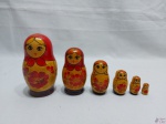 Matrioska Babuska com 6 bonecas em madeira pintada. Medindo a maior 11,5cm de altura.