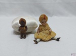 2 bonecas antigas do século 19 em porcelana. Sendo uma provavelmente alemã com olhos em vidro e cabelos naturais. Medindo a boneca alemã 10cm de altura.