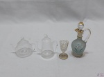 Lote de miniaturas em vidro, composto de mini jarra com tampa, cálice (leve bicado), bule e açucareiro em vidro soprado. Medindo a jarra 11,5cm de altura.