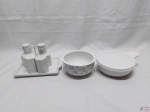 Lote composto de bowl em porcelana, par de galhetas, saleiro, pimenteiro e bandeja em porcelana. Medindo o bowl 13cm de diâmetro x 6,5cm de altura.