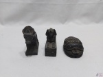 Lote de 3 enfeite do Egito antigo em resina preta. Medindo a esfinge 8,5cm de comprimento x 7cm de altura.