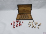 Antigo tabuleiro de xadrez para viagem com fundo imantado Italiano. Medindo o estojo 19cm x 14cm x 3,5cm de altura. Falta uma pedra vermelha, no estado.