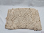 Cobre leito casal em crochê, peça linda e em ótimo estado de conservação. Medindo: 190 x 260 cm.