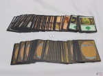 Lote com mais de 100 cartas de terreno básico do jogo Magic.