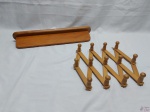 Lote de prateleira e cabideiro sanfona em madeira. Medindo a prateleira 50cm x 10,5cm.