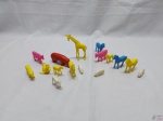 Lote de 16 miniaturas de animais em plástico duro. Medindo em média 6cm de altura. No estado.