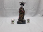 Lote composto de 2 gatos orientais em cerâmica e enfeite na forma de gueixa. Medindo a gueixa 30,5cm de altura.