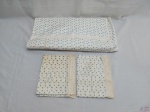 Jogo de lençol sem elástico casal com 2 fronhas, peças em ótimo estado , apenas com marcas de guardado. Medindo lençol: 240 cm X 240 cm.