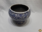 Vaso floreira bojuda em cerâmica vitrificada azul e branca. Medindo 19,5cm de altura.