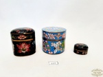 Lote 3 Caixas Porta Joias em Cloisonné Floral. Medidas 5,5 cm diametro x 4 cm altura ; 5 cm x 3,5 cm x 4 cm altura e 3 cm x 2,5 cm x 1 cm altura