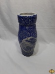 Vaso floreira em cerâmica vitrificada azul e branca. Medindo 33,5cm de altura.