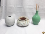 Lote composto de 2 vasos floreiras, sendo um em pedra, um em cerâmica e um em porcelana.