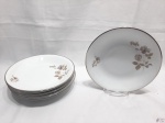 Jogo de 6 pratos fundos em porcelana Renner Medaillon floral com friso prata. Medindo 22,5cm de diâmetro.