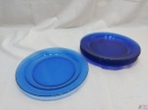 Jogo de 6 pratos rasos em vidro azul cobalto Arcoroc Frances. Medindo 24cm de diâmetro.