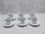 Jogo de 6 xícaras de café longas em porcelana Schmidt branca. Medindo a xícara 7cm de altura x 5cm de diâmetro.