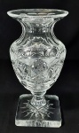BOHEMIA  - Antigo vaso em pesado cristal, estilo MEDICI, bojo decorado com farta lapidação, base estrelada. Borda serrilhada.  Med. 30 x 13 x 13 cm. Ínfimo bicado na quina da base.