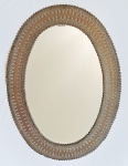 MARROCOS - Espelho com moldura em latão cinzelado a mão e bordas recortadas em pequenas pétalas. Med. 73 x 53 cm.