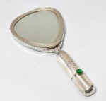 Espelho com porta pó de arroz e porta batom em prata de lei alemã, teor 800, detalhe de cabuchon de pedra verde. Med. 14.5 x 7 cm. Peso: 77g.