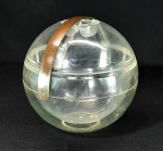 Anos 60/70 - Recipiente esférico para gelo em acrílico e alça em metal. Medida : 20 x 20 cm. Desgastes e marcas de uso.