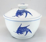 Sopeira em porcelana chinesa nas cores azul e branco, decorada com Carpas. Séc.XX. Med. 22 x 20 diâmetro